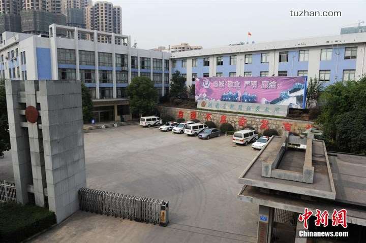 長沙市坪塘勞動教養(yǎng)管理所采購我公司定制生產(chǎn)的11KW二用一備自來水加壓泵站一套，本設(shè)備供水范圍為5公里，供水人數(shù)為3600人，目前本自來水加壓泵站運(yùn)行平穩(wěn)，高效節(jié)能，受到了管理所的一致好評！